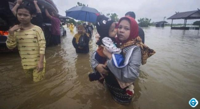 Ratusan ribu warga Kalsel mengungsi lantaran bencana banjir. (Foto: Antara)